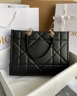 ディオール DIOR ESSENTIAL ミディアムトートバッグ ブラック（M8721OZVJ_M900）