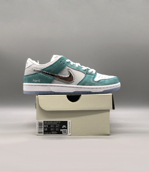 ナイキ x エイプリルスケートボードSBダンクロープロQSレーサーブルーメタリックシルバー FD2562-400 （Nike x April Skateboards SB Dunk Low Pro QS Racer Blue Metallic Silver）スーパーコピー