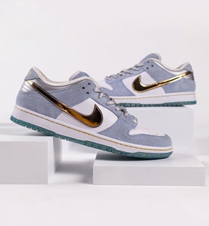 ショーン クライヴァー x ナイキ SB ダンク ロー ホワイト/サイキック ブルー-メタリック ゴールド DC9936-100 （Sean Cliver x Nike SB Dunk Low “Holiday Special” AW20 2020）スーパーコピー