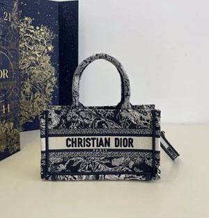 DIOR ディオール スーパーコピー 2024年夏の新作 Dior Book Tote バッグ ミニ ダークブルータイガー刺繍 ショルダーバッグ（S5573CRGO_M932）