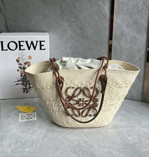 LOEWE ロエベ スーパーコピー アナグラム バスケットバッグ ミディアム（イラカヤシ&カーフ）ナチュラル/タン A223T43X02