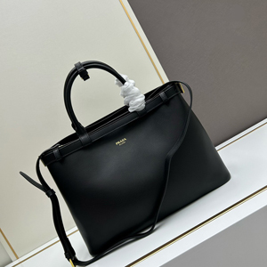 PRADA スーパーコピー プラダ バックル ダブルベルト付 ミディアム ソフトグレインレザー ハンドバッグ ブラック（1BA417_2CYS_F0002_V_OOO）