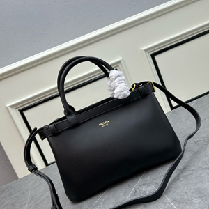 PRADA スーパーコピー プラダ バックル ダブルベルト付 スモール ソフトグレインレザー ハンドバッグ ブラック（1BA418_2CYS_F0002_V_OOO）