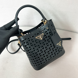 PRADA スーパーコピー プラダ パニエ カットアウトモチーフ レザー ミニバッグ ブラック（1BA217_2CY4_F0002_V_OOO）