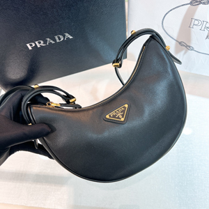 PRADA スーパーコピー プラダ アーケ スモール レザー ショルダーバッグ ブラック（1BC194_ASK_F0002_V_OOO）