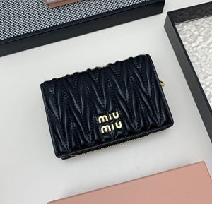 MIUMIU ミュウミュウ スーパーコピー マテラッセ 二つ折り多機能財布 ブラック（MIUMIU 021）