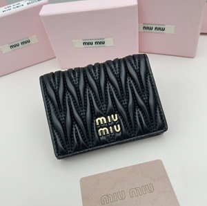 MIUMIU ミュウミュウ スーパーコピー マテラッセレザー 折り財布 ブラック（MIUMIU 003）