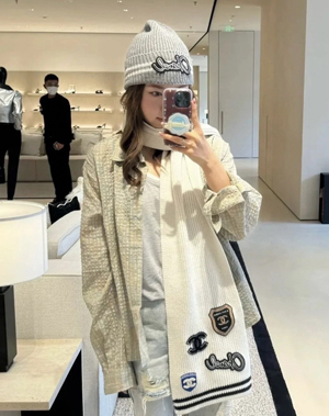 【CHANEL】シャネル スーパーコピー ワッペンが可愛バッジ ロゴ カシミヤマフラー ホワイト（AAA409 B17819 NZL88）