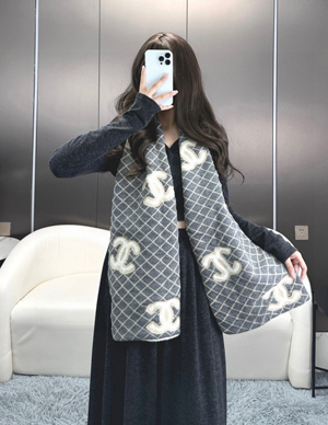 【CHANEL】シャネル スーパーコピー CCロゴ カシミヤマフラー グレー＆ホワイト（AA8451 B08891 NJ733）