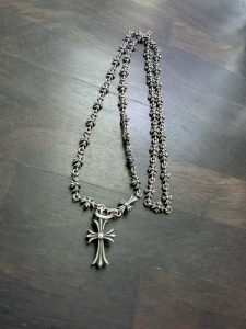 クロムハーツ (Chrome Hearts) Tiny E クロス ネックレス- 925シルバー / ゴシックスタイル
