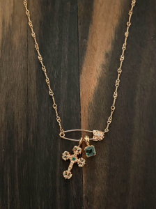 クロムハーツ (Chrome Hearts) 22Kゴールド プレート バンブー セーフティピン ネックレス- ゴールド / ミニフレームクロス＋スクエアストーン